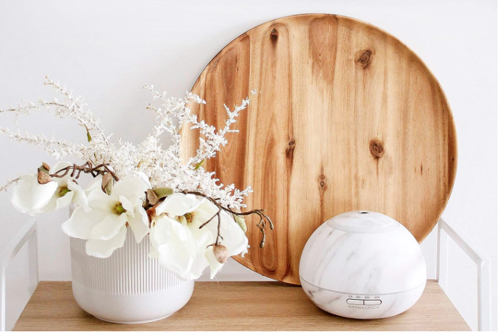 Hathaspace oil diffuser, white vase with flowers